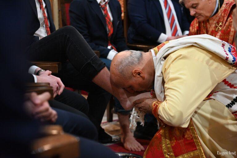 Episcopul Virgil Bercea a spălat picioarele a 12 tineri și a sfințit Paștile în Catedrala „Sfântul Nicolae”