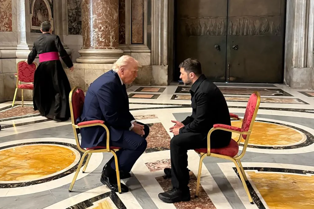 Donald Trump și Volodimir Zelenski, în timpul discuției de la Vatican, înainte de funeraliile Papei Francisc Foto: Profimedia