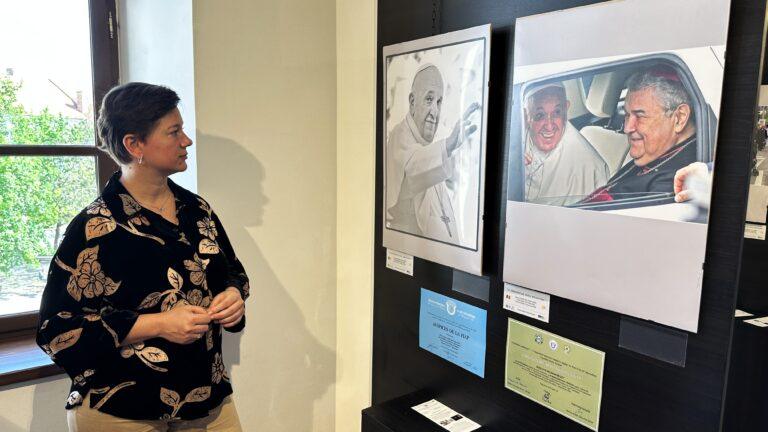 Vernisaj emoționant la Oradea: „In Memoriam Papa Francisc”