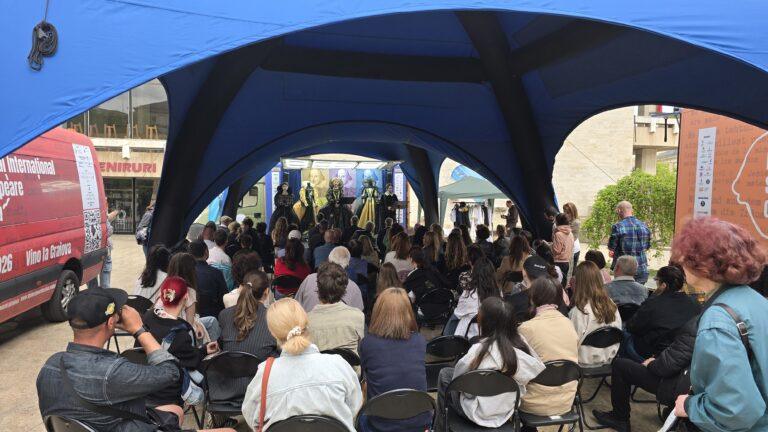 Caravana „Shakespeare – peste tot” ajunge în Bihor. Teatru, sonete și comedie pentru comunitățile din Oradea și Copăcel