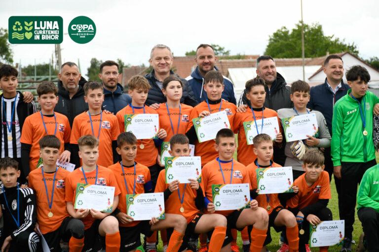 (Galerie Foto) Meciuri de fotbal și acțiuni de ecologizare pentru 600 de copii din Bihor. 252 de premii