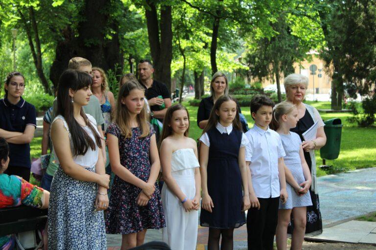 Spectacol divers și picturi pe asfalt de Ziua Copilului, în spatele Teatrului „Regina Maria”