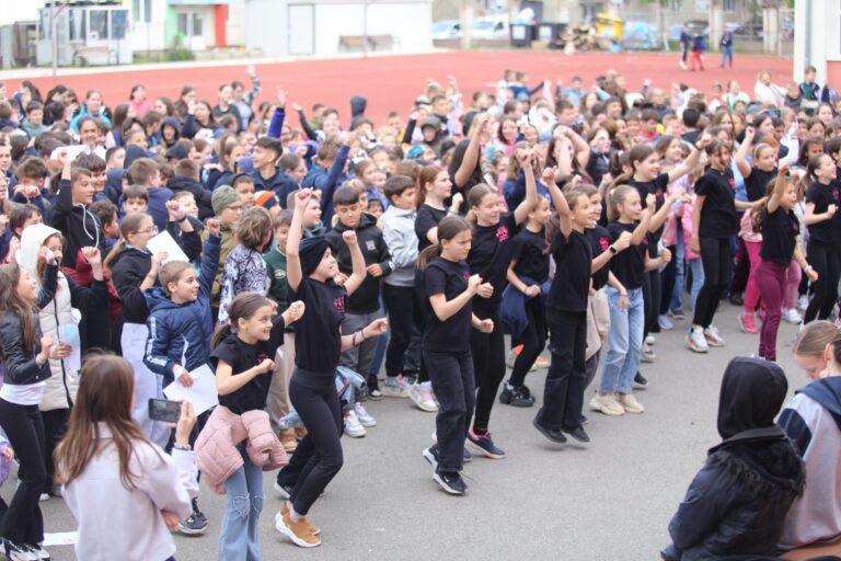 Flash mob împotriva violenței, la Colegiul Național „Onisifor Ghibu” din Oradea