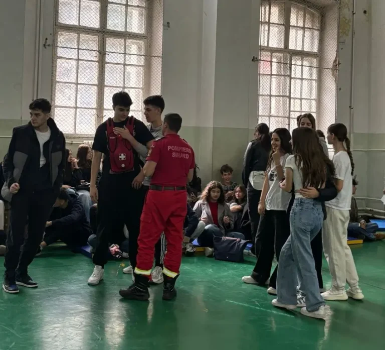 Peste 120 de elevi ai Colegiului Național „Mihai Eminescu” au fost învățați de pompierii bihoreni să salveze vieți