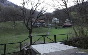 Povestea satului amărât din munții de aur, cupru și andezit-03