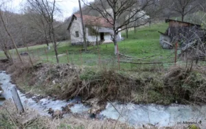 Povestea satului amărât din munții de aur, cupru și andezit-06