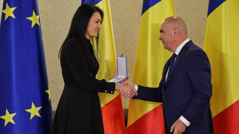 Handbalista Cristina Neagu, decorată de președintele interimar Ilie Bolojan