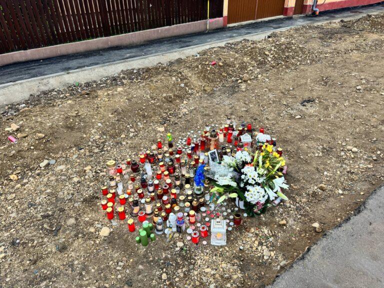 Locul tragediei s-a transformat în altar. Prietenii lui Viktor, tânărul decedat în accidentul de la Salonta, îl plâng printre lumânări și flori