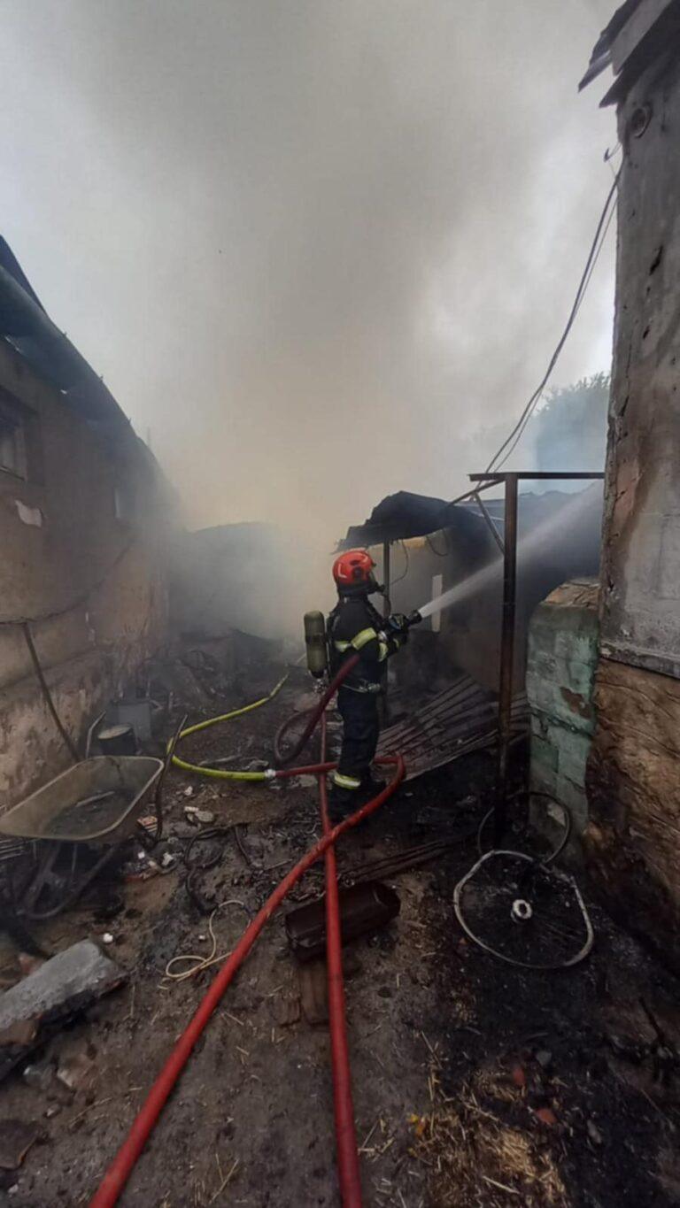 Incendiu violent la Vadu Crișului. Pompierii au evitat o explozie. Două gospodării au fost afectate
