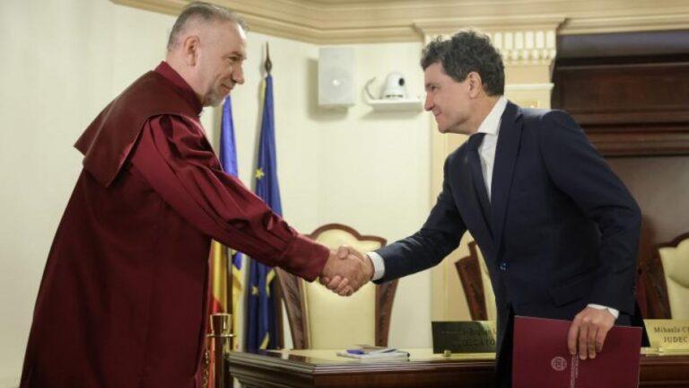 Judecătorii Curții Constituționale i-au înmânat oficial mandatul de președinte lui Nicuşor Dan