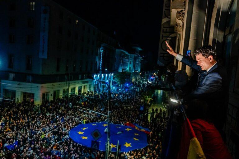 Nicușor Dan a câștigat alegerile. El a ieșit din sediul de campanie și a salutat mulțimea de oameni. „Rusia nu uita, România nu-i a ta!”, strigă mii de oameni în centrul Bucureștiului