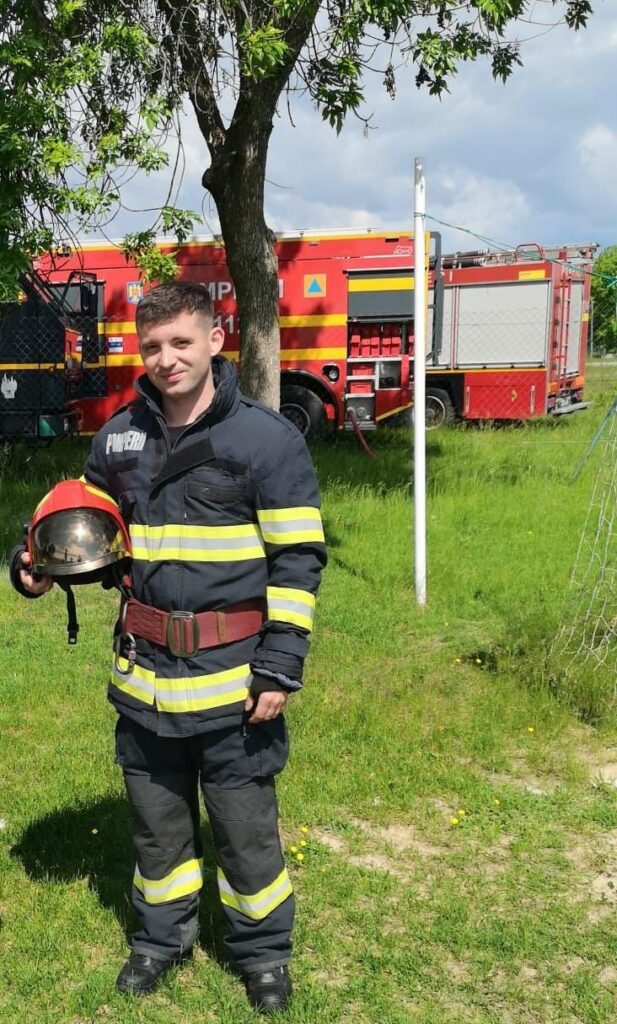 Erou în timpul liber. Un pompier bihorean a salvat un câine și o locuință din calea flăcărilor