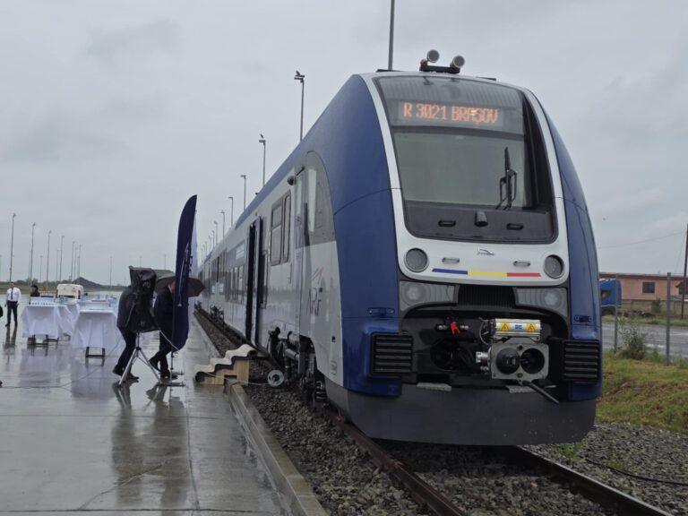 Primul tren electric regional modern, prezentat la Oradea. Valoarea acestuia este de 8 milioane de euro