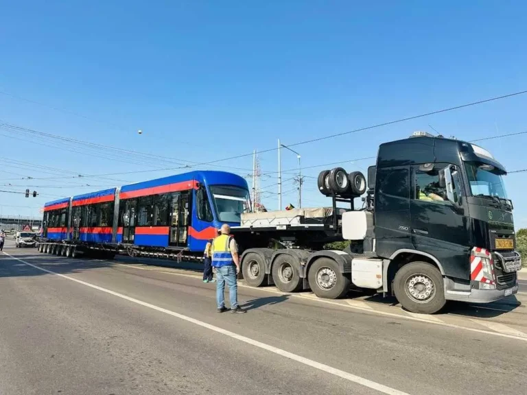 A sosit primul din cele 9 tramvaie noi care vor moderniza transportul public din Oradea