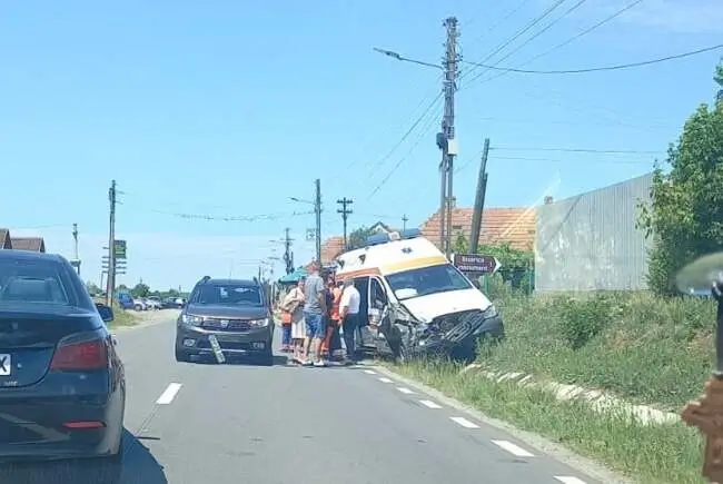 Accident între o ambulanță și un autoturism în Bihor. Două persoane, la spital, între care o asistentă medicală