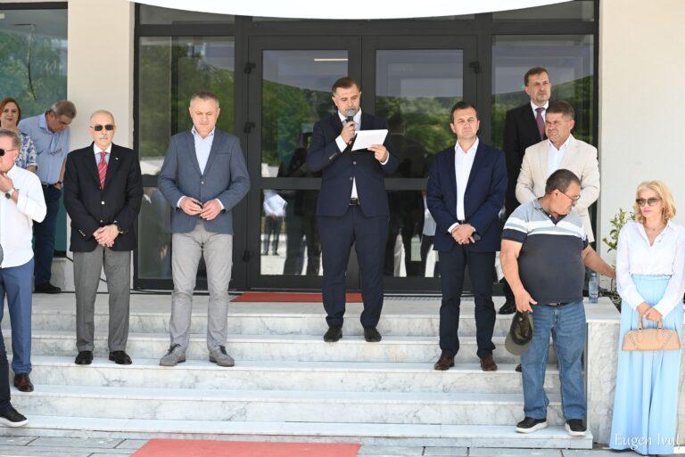 După 30 de ani de paragină, Casa de Cultură din Felix a fost reabilitată și inaugurată. Poartă numele ambasadorului George Bologan. Tot vineri a fost redeschisă și Biblioteca din stațiune