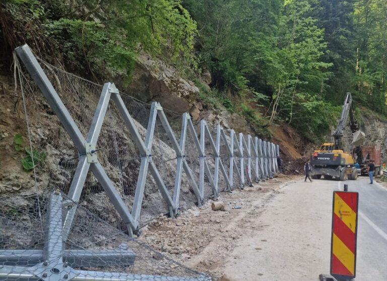 Drumul Apusenilor rămâne închis. Alunecări de teren și stânci desprinse de pe versanți