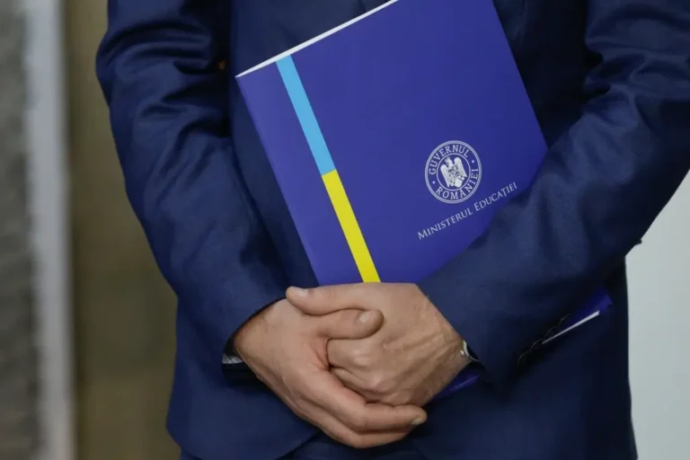 Școală de la 8 la 17 în programul de guvernare Bolojan. Proiectul prevede pilotarea și generalizarea orarului extins pentru elevi, profesorii vor avea o creștere a normei didactice, diferențiat în funcție de mediul de lucru și ciclul de educație, iar bursele vor fi „redimensionate”