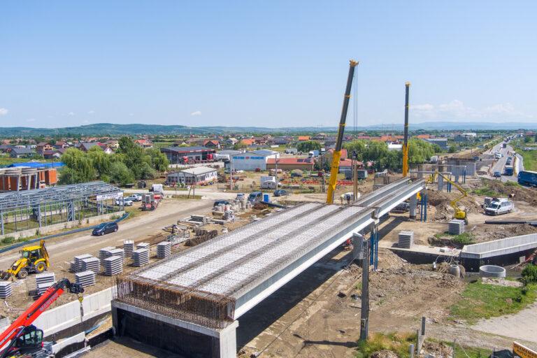 Se montează grinzile la pasajul suprateran din Oșorhei (Foto)