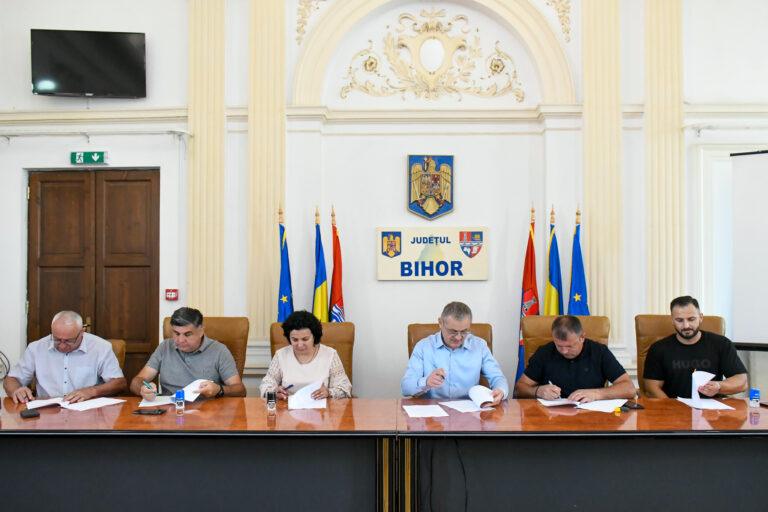 Acord semnat pentru împăduriri în cinci comune bihorene. 134 de hectare vor fi transformate în pădure