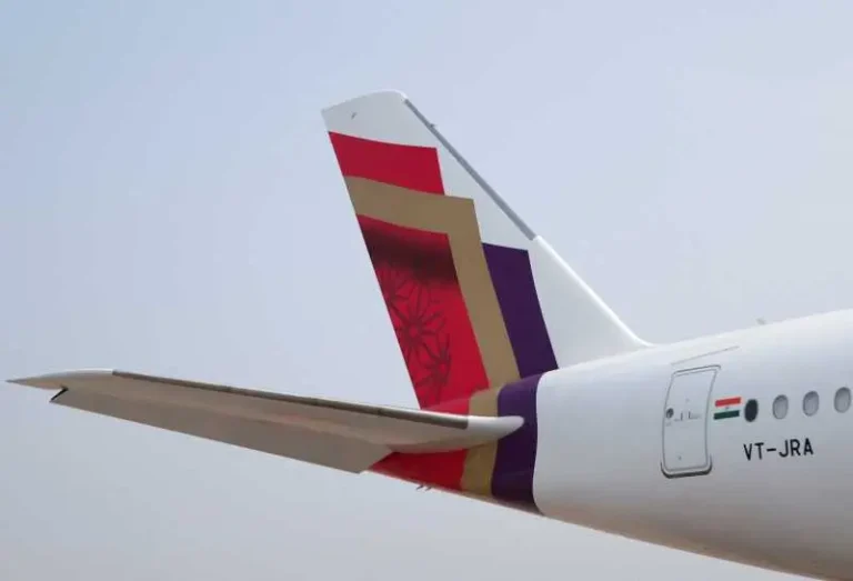 Un avion cu cel puțin 242 de persoane la bord s-a prăbușit în India