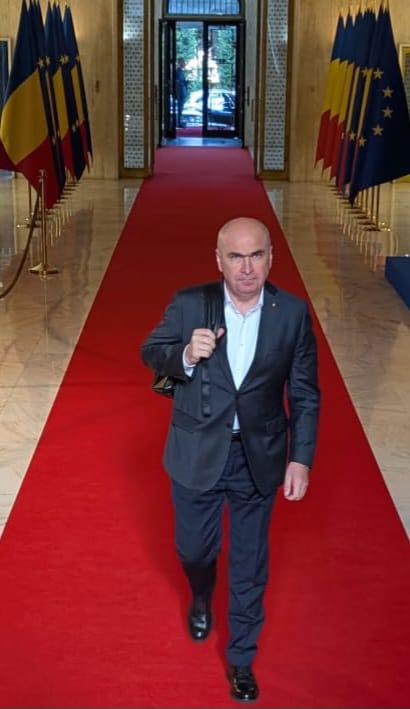Cu rucsacul în spate și hotărâre în priviri, Ilie Bolojan a început prima zi de lucru ca prim-ministru