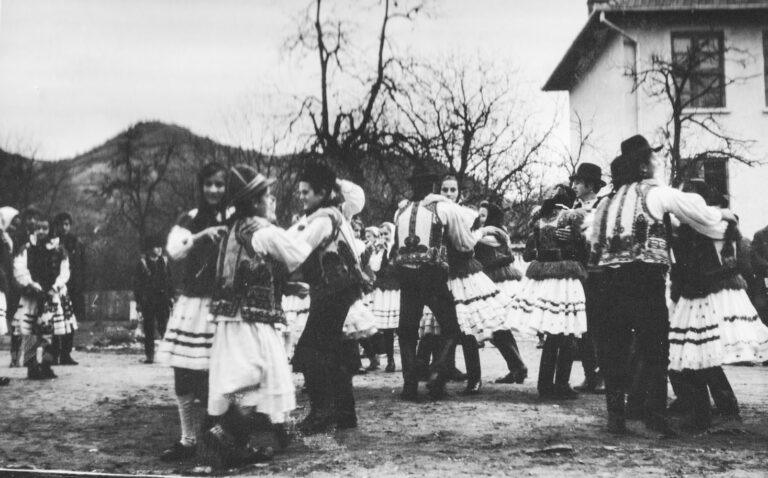 „Danț pe Valea Mîschi”. Centrul de Cultură al Județului readuce la viață tradiția dansului duminical în inima Bihorului
