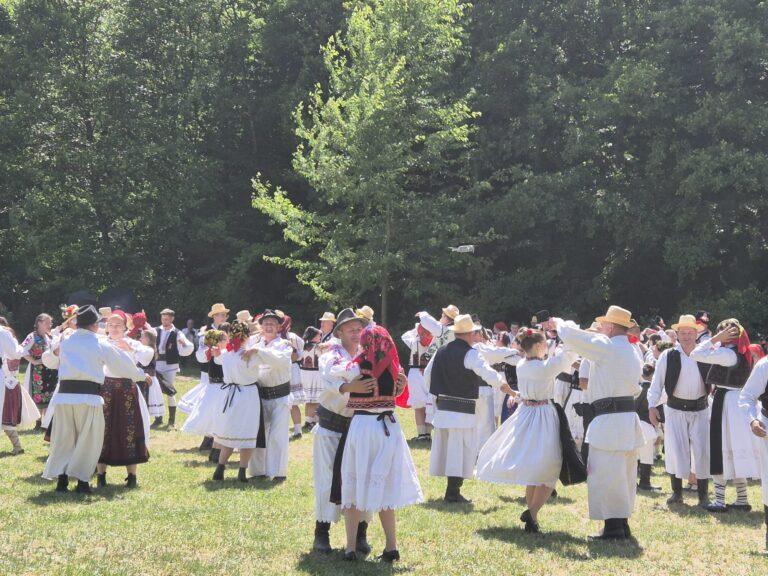 Duminicile satului românesc au prins, din nou, viață în Bihor