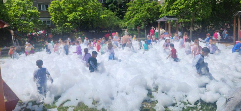 Flashmob, muzică, dans, jocuri și baie în spume, la Grădinița cu Program Prelungit nr. 52 din Oradea