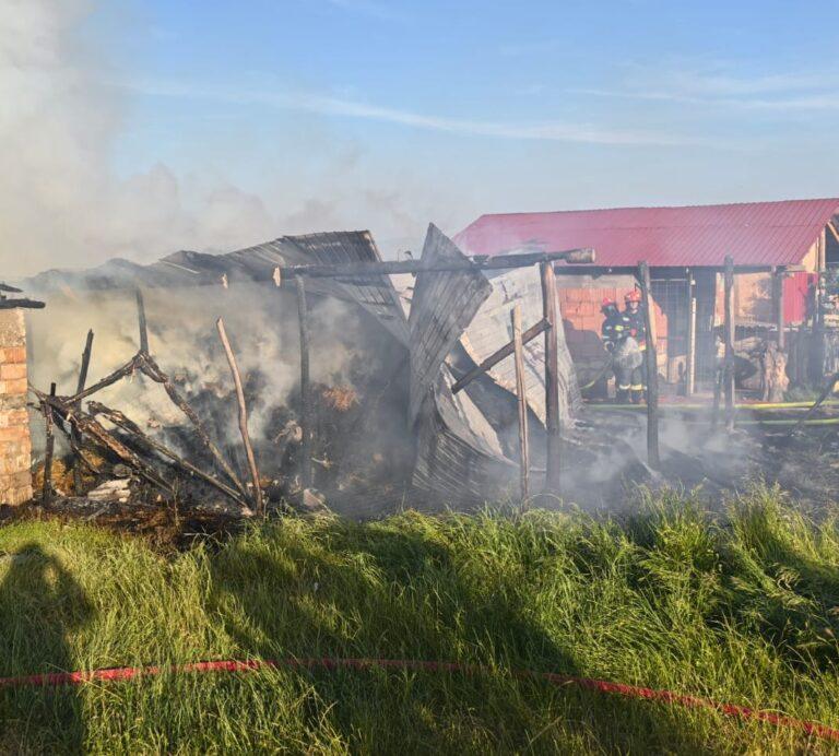 Peste 10 ore de luptă cu flăcările la depozite de furaje. Incendiu provocat de joaca unor copii cu focul