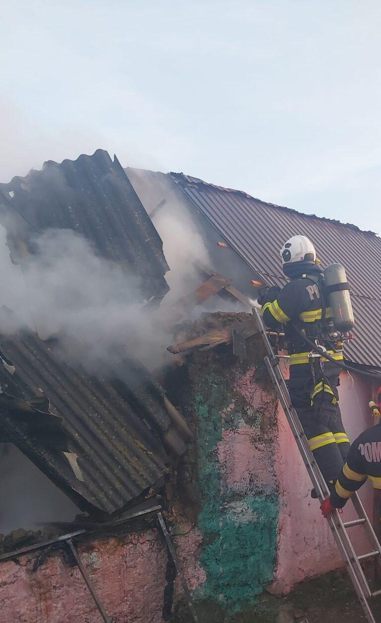 Atenție la instalațiile electrice! Incendiu puternic la o locuință din Roit