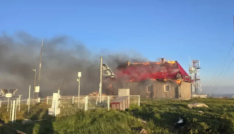 Incendiu devastator la Vlădeasa. Staţia meteo, cabana și o anexă, distruse de flăcări