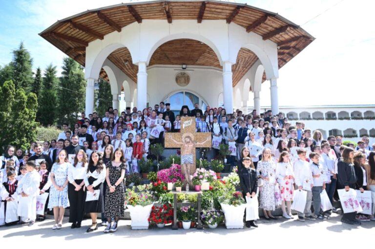 Întâlnirea Tinerilor Ortodocși Bihoreni – ediția a VIII-a, desfășurată la Mănăstirea „Sfânta Cruce” din Oradea