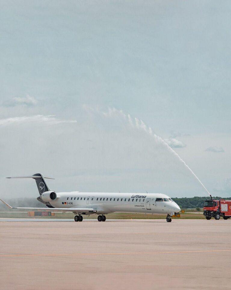 Zbor inaugural Lufthansa pe Aeroportul din Oradea. Ruta Oradea – München, lansată cu tunuri de apă