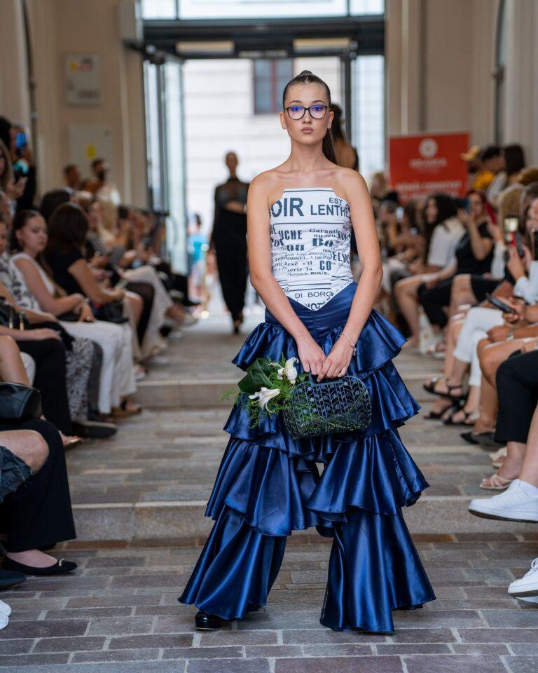 Fashion show inedit, în mijlocul orașului. Colecții noi, fețe cunoscute de pe catwalkul de la Cannes