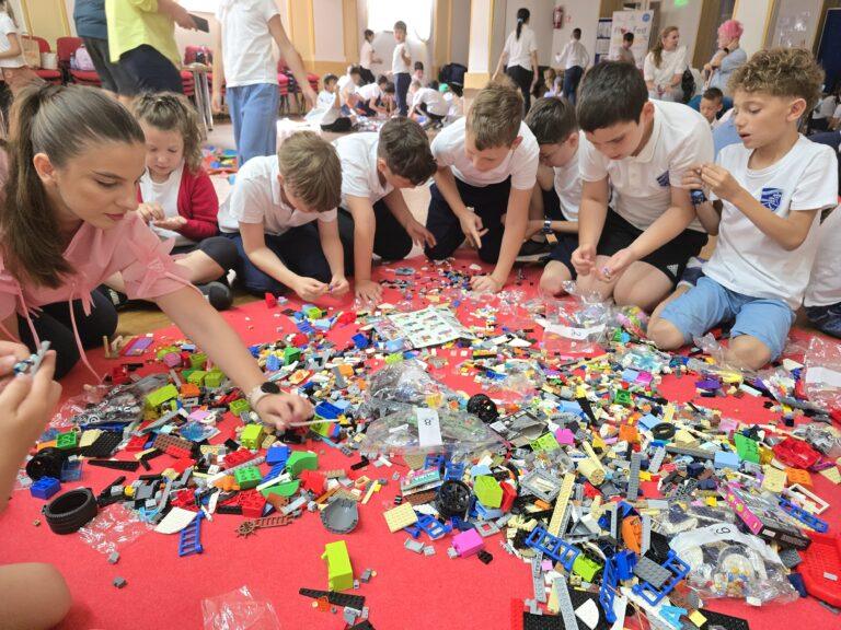 „Play Fest” – Învățare prin joc pentru peste 225 de elevi din Oradea