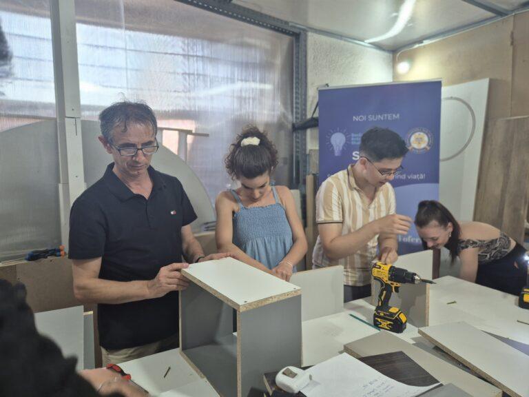 Studenții Universității din Oradea au trecut la producția de mobilă