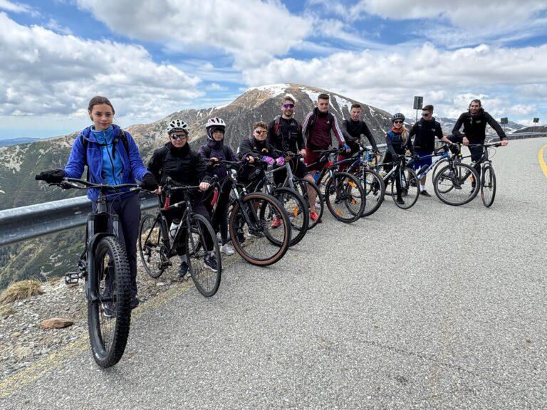 (FOTO) Aventură de neuitat pe două roți. Elevii unui liceu din Bihor au urcat Transalpina cu bicicletele