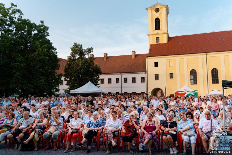 Vechea stemă a orașului Oradea, expusă în cadrul Festivalului Zilele Sfântului Ladislau 2025. Programul concertelor din Cetatea Oradea