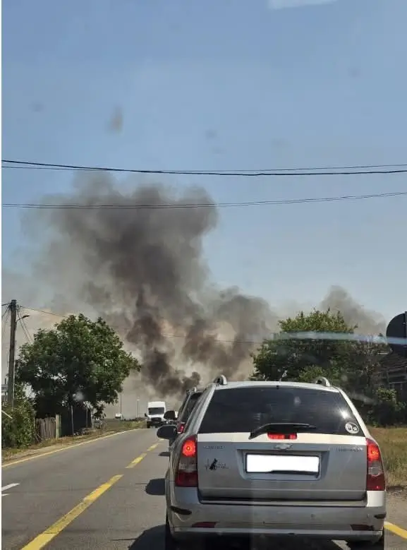 Arde pământul la ieșire din Oșorhei spre Aleșd, pe DN1