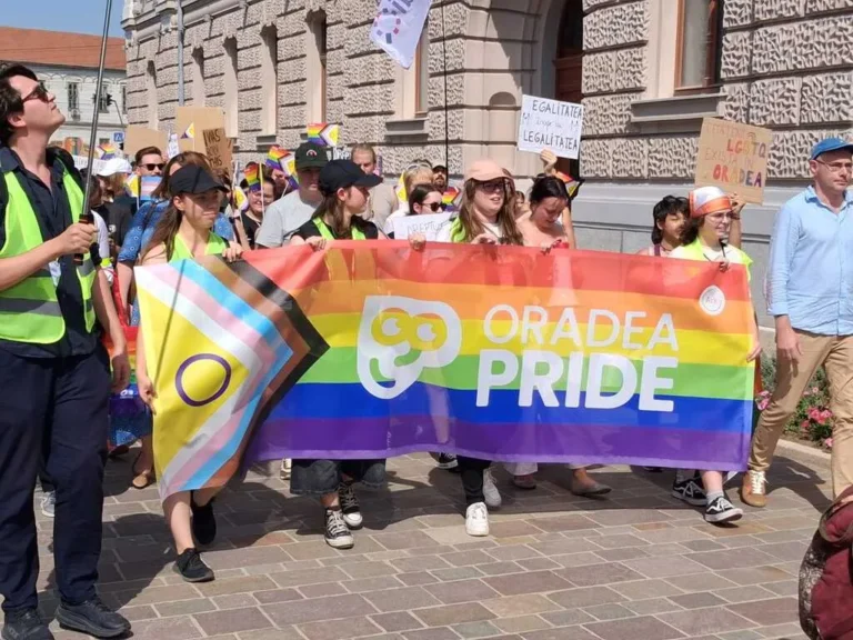 Marș neautorizat, dar tolerat. Comunitatea LGBT+ din Oradea a ieșit în stradă