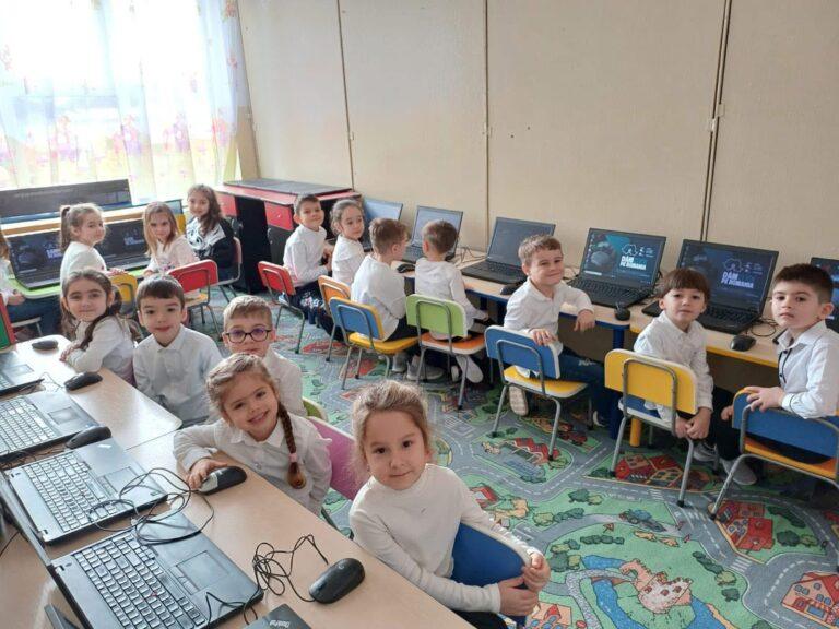 Patru școli din Bihor primesc calculatoare recondiționate prin programul „Dăm Click pe România 2025”