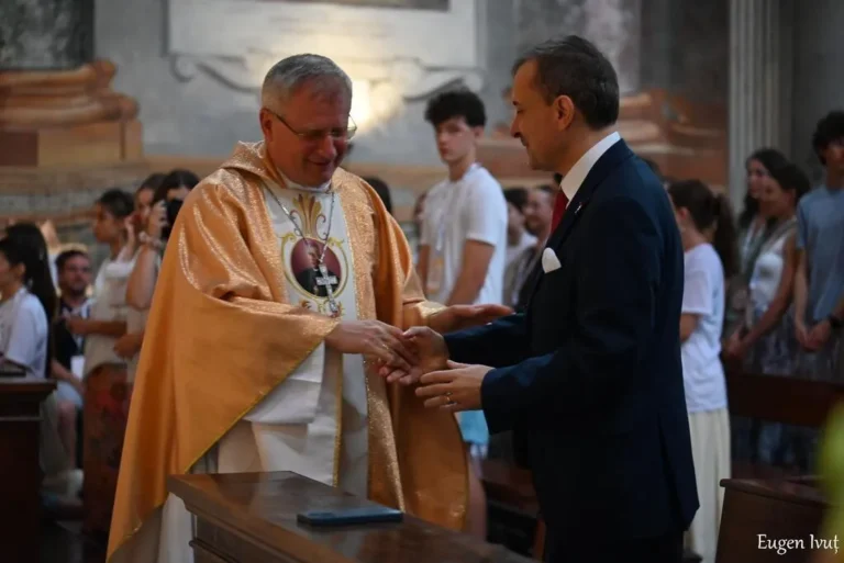 Peste 600 de tineri români, primiți cu căldură de bihoreanul George Bologan la Jubileul Tinerilor din Roma