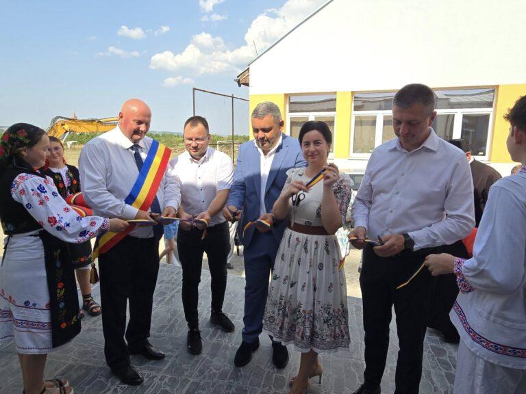 (Galerie foto) Zilele Comunei Oșorhei 2025 au început cu festivități ample, invitați de seamă și inaugurarea unei biblioteci moderne