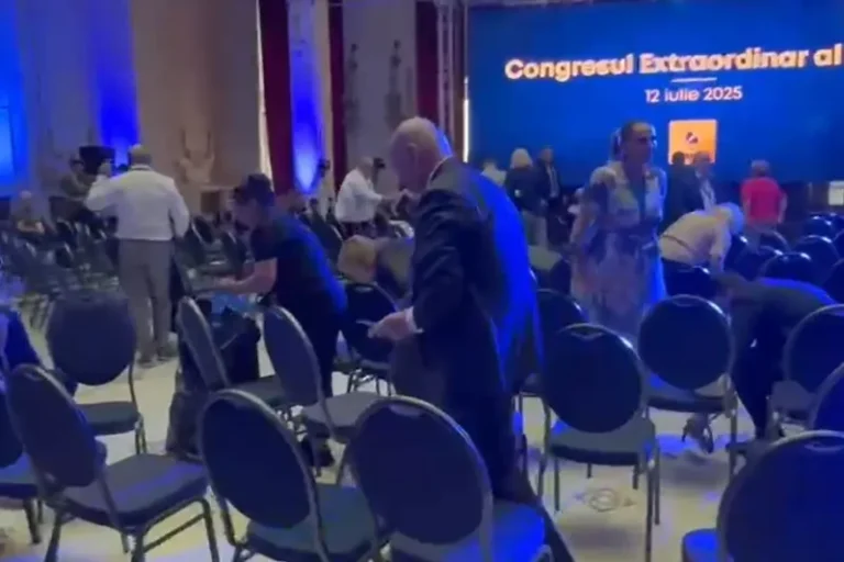 (Video) Imagini cu Ilie Bolojan care strânge gunoaiele lăsate în urmă de colegii săi, la Congresul PNL