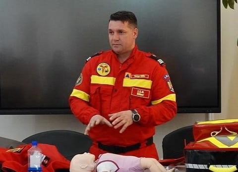 Accident cu 5 victime în Bihor, printre care 3 fetițe. Căpitanul Călin Tomșe, șeful Centrului de Pregătire al ISU Crișana, a sărit în ajutor chiar și în timpul liber