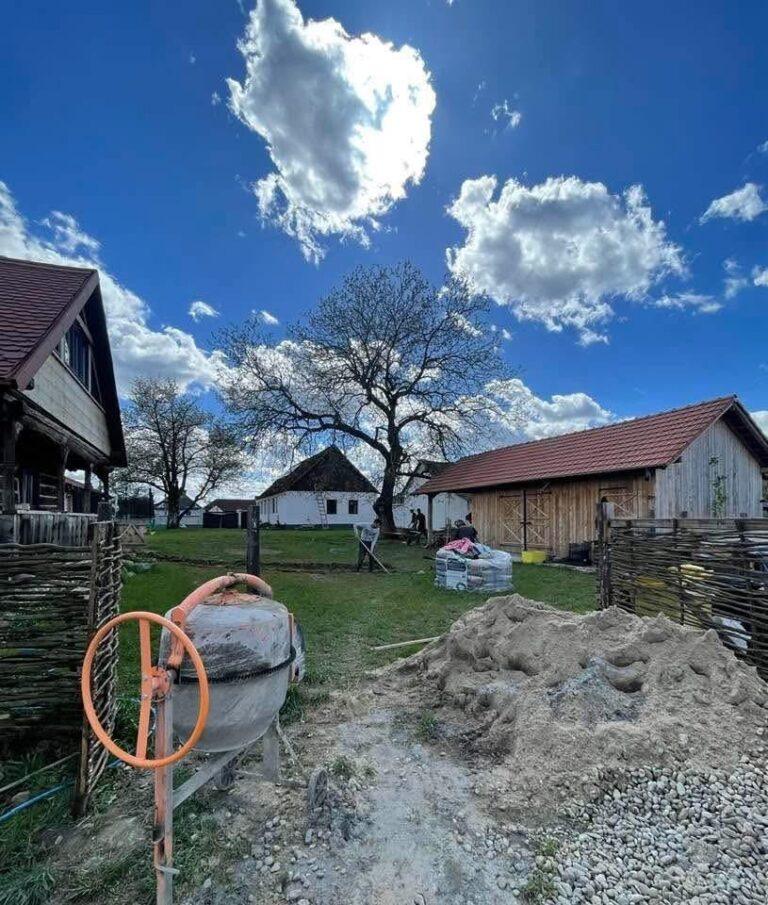 O familie din Bihor a transformat o casă abandonată într-un colț de rai tradițional (FOTO)