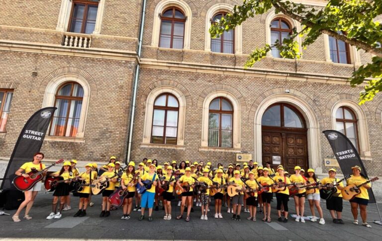 Bihorul a cântat la unison cu 450 de chitariști din toată țara