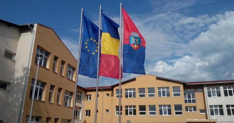 Copiii asimptomatici din tabăra de la Vârtop vor fi relocați la Oradea, până la sosirea părinților