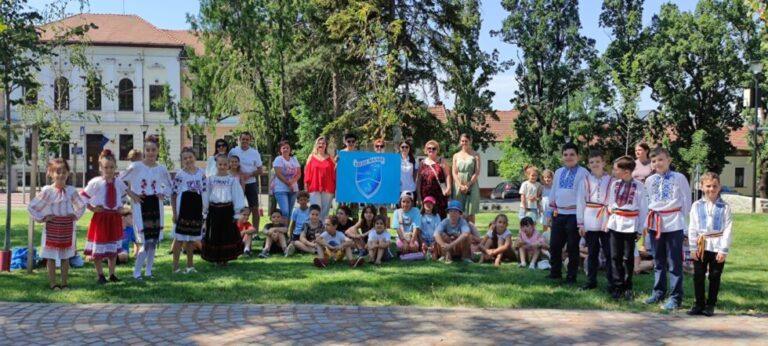 Peste 100 de copii au umplut parcurile din Oradea, pentru un pian nou